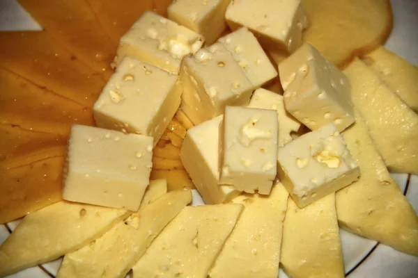 Dört Farklı Peynir Dilimlenmiş Bir Tabak Üzerine Serilir — Stok fotoğraf