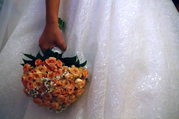 花嫁の手に花嫁の花束 — ストック写真