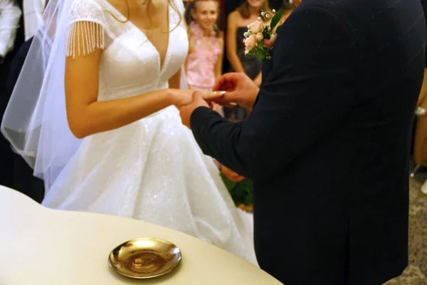 Ceremonie Van Het Huwelijk Bruid Bruidegom Uitwisseling Van Ringen — Stockfoto