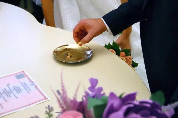 婚礼仪式新娘和新郎交换戒指 — 图库照片