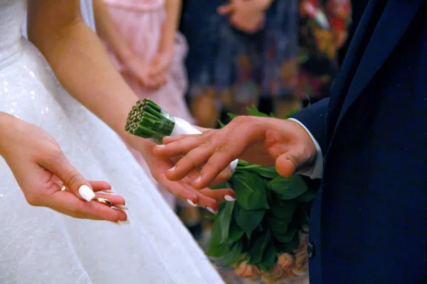 Cerimônia Casamento Anéis Troca Noivo Noiva — Fotografia de Stock