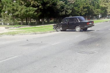 Yolcu vagonu kazadan sonra yolun karşısında duruyor.