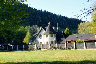 Dağlar arasında bir vadideki ahşap kulübe.