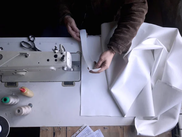 Velha Máquina Costura Mão Vintage Branco Homem Está Coser — Fotografia de Stock