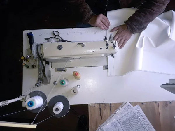 Eski Beyaz Dikiş Makinesi Bir Adam Dikiş Dikiyor — Stok fotoğraf