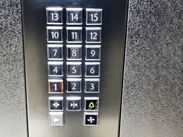 エレベーター内の1階にあるバックライト付きのボタン — ストック写真