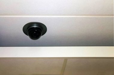 Tavanda modern kameralar var. Kopyalama yolu kopyalama alanı ile izleme ve izleme kavramı.