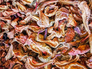 Kurutulmuş elmaların makro fotoğrafı. Taze organik kurutulmuş elmalara yakın çekim. Tarım çiftlikleri. Arkaplan olarak kullanılabilir..