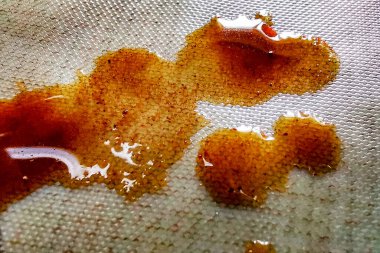 Masanın üzerindeki kahve damlasının makro fotoğrafı. arkaplan olarak kullanılabilir.