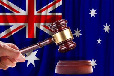 Avustralya bayrağının arka planındaki Yargıç Tahta Tokmak. Petrol ve gaz endüstrisi. Petrol alanları ve petrol şirketleri kavramı.