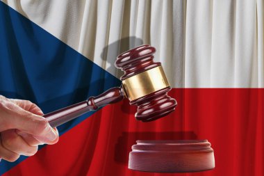 Çek bayrağının arka planındaki Yargıç Tahta Tokmak. Petrol ve gaz endüstrisi. Petrol alanları ve petrol şirketleri kavramı.