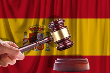 İspanya bayrağının arka planındaki Yargıç Tahta Tokmak. Petrol ve gaz endüstrisi. Petrol alanları ve petrol şirketleri kavramı.