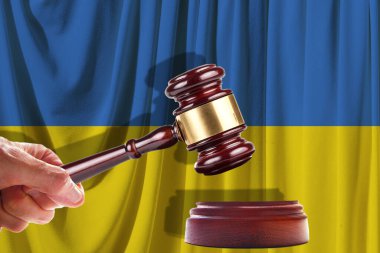 Yargıç Ahşap Tokmak Ukrayna bayrağının arka planında. Petrol ve gaz endüstrisi. Petrol alanları ve petrol şirketleri kavramı.