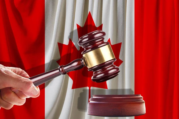 Судья Деревянный Молоток Фоне Флага Канады Нефтегазовая Промышленность Концепция Нефтяных — стоковое фото