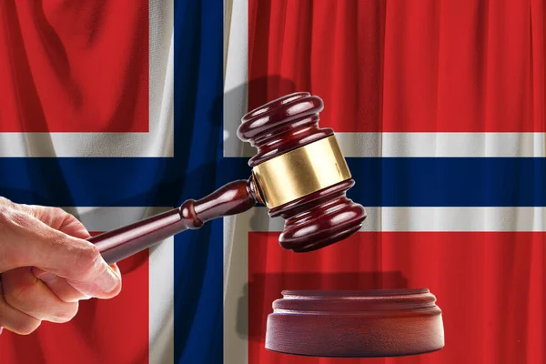 ノルウェーの国旗を背景に木製の身廊を判事 ガス産業 石油会社の概念 — ストック写真