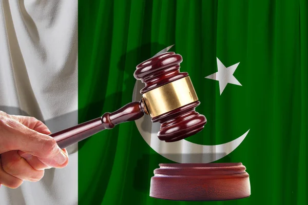 Sędzia Drewniany Młotek Tle Flagi Pakistanu Przemysł Naftowy Gazowy Koncepcja — Zdjęcie stockowe