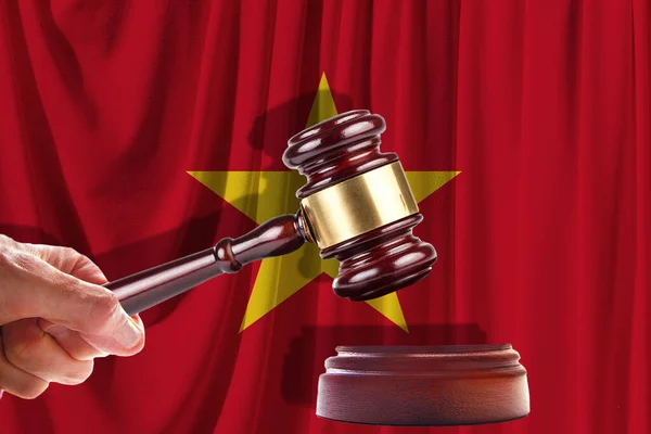 Richter Hölzernen Hammer Auf Dem Hintergrund Der Flagge Von Vietnam — Stockfoto