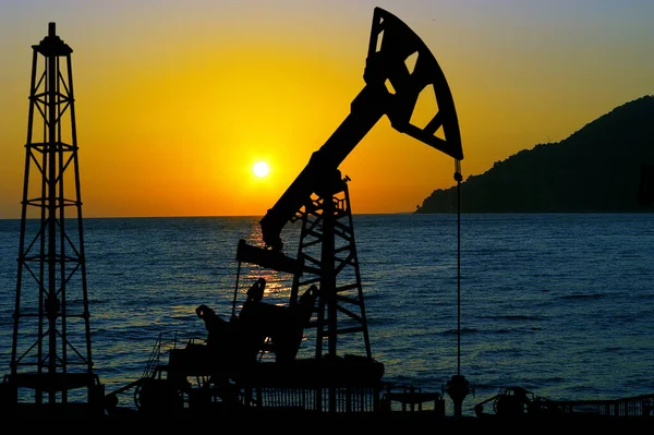Sylwetka Olejowych Derricków Tle Zachodu Słońca Koncepcja Produkcji Ropy Naftowej — Zdjęcie stockowe