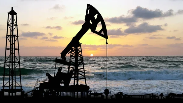 日落背景下的石油井架轮廓 石油和天然气生产概念 有地方放你的文字 — 图库照片
