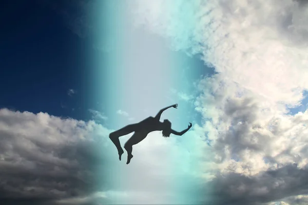 Темный Силуэт Души Умершего Человека Поднимается Небо Фоне Облаков Загробная — стоковое фото
