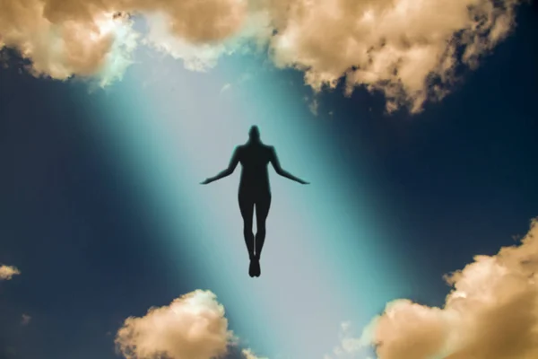 Темный Силуэт Души Умершего Человека Поднимается Небо Фоне Облаков Загробная — стоковое фото