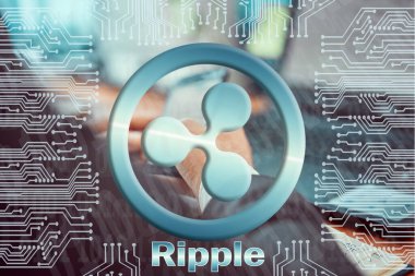 Bilgisayarda çalışan ve akıllı telefonu elinde tutan adamın arka planındaki devre kartı. XRP şifreleme sembolü. Dijital para birimi kavramı, engelleme zinciri, kripto para madenciliği.