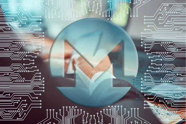 Bilgisayarda çalışan ve akıllı telefonu elinde tutan adamın arka planındaki devre kartı. Monero XMR şifreleme sembolü. Dijital para birimi kavramı, engelleme zinciri, kripto para madenciliği.