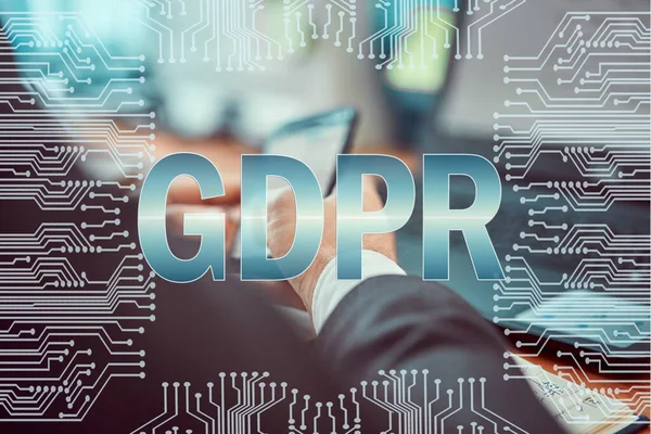 노트북을 만들고 남자의 배경에 보드와 스마트폰을 남자의 사진입니다 데이터 Gdpr — 스톡 사진