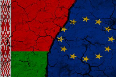 Çatlamış zeminde Avrupa Birliği ve Belarus bayrağı. İki ülke arasındaki işbirliği kavramı. 3d oluşturma