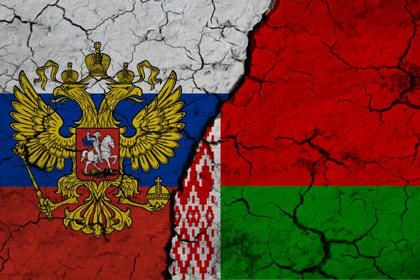 Bandera Federación Rusa Bielorrusia Suelo Agrietado Texturizado Concepto Cooperación Entre — Foto de Stock