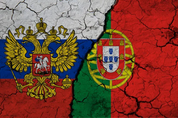 Ρωσική Ομοσπονδία Και Πορτογαλική Σημαία Ανάγλυφο Ραγισμένο Έδαφος Έννοια Της — Φωτογραφία Αρχείου
