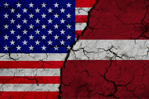 Amerikai Lett Zászló Texturált Repedt Földön Két Ország Közötti Együttműködés — Stock Fotó