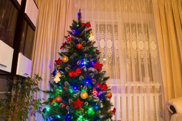 Pohon Natal Dengan Mainan Dekat Laptop Belanja Online Untuk Hadiah — Stok Foto