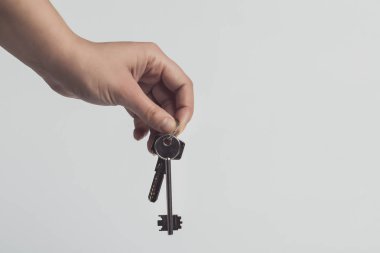 Anahtarlar elinde beyaz arka plan üzerinde izole, görüntü tonda