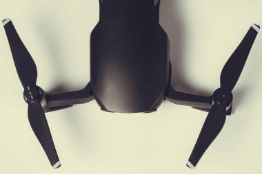 yarım drone üzerinde beyaz yüzey tonlu arka plan resmi
