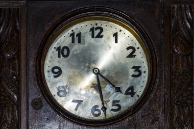 Eski antika ahşap duvar saati, arka plan görüntüsü