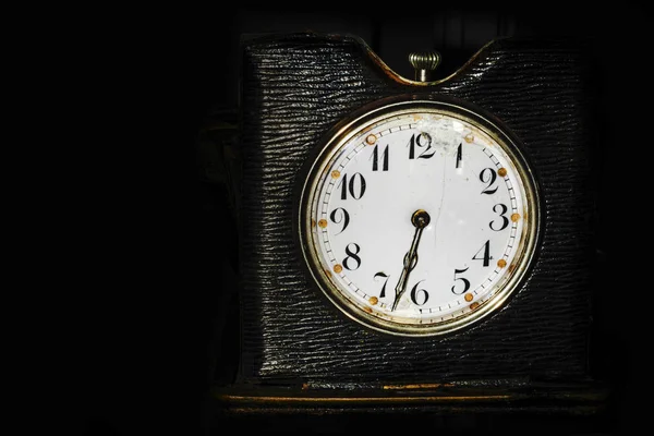 Viejo Reloj Escritorio Color Oscuro Sobre Fondo Negro Con Espacio — Foto de Stock