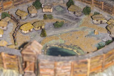 Küçük evler ile antik bir köy azaltılmış modeli