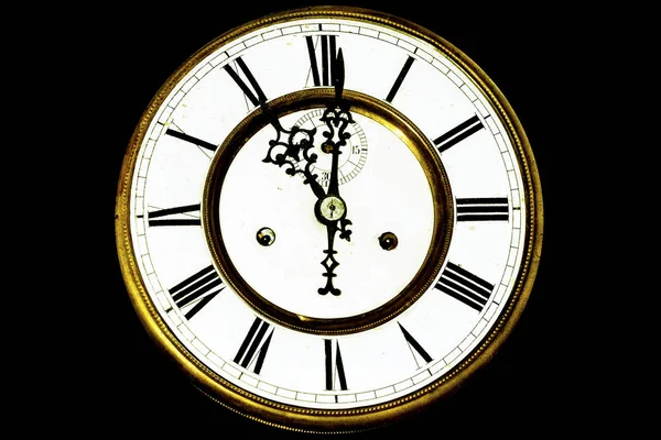 Viejo Reloj Con Números Romanos Sobre Fondo Negro — Foto de Stock