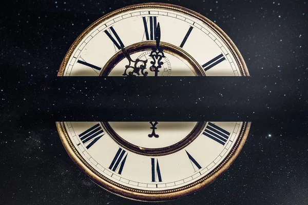 Viejo Reloj Con Números Romanos Sobre Fondo Cielo Estrellado Con — Foto de Stock