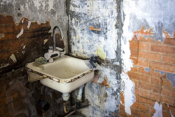 Vieux Lavabo Sale Sur Fond Des Murs Déchirés Concept Réparation — Photo