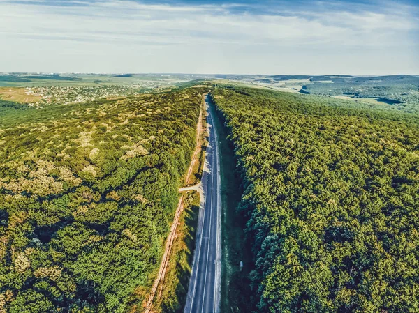 Camino Que Distancia Medio Bosque Denso Disparando Desde Dron — Foto de Stock