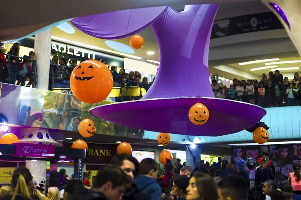 Outubro 2018 Pessoas Não Identificadas Centro Comercial Halloween Chisinau Moldávia — Fotografia de Stock