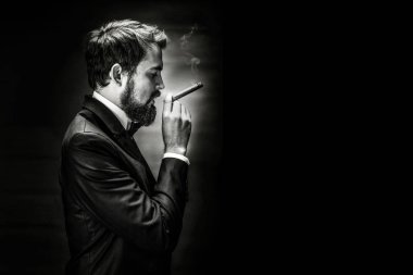 Sakallı yasaktır puro beyefendi ile bir takım elbise ve siyah beyaz portre