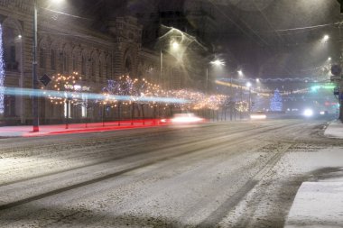 New Year's Eve, dekore edilmiş şehir merkezi, arka plan kış manzara karla kaplı yolda