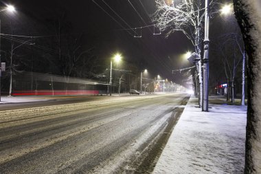 boş kış karlı yol, gece manzarası