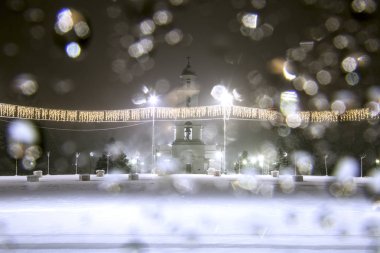 gece cityscape görünümü yılbaşı ışıkları ve vurguları olan çan kulesi