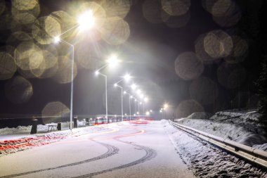 uzun pozlama görüntü karlı yolda geçen araba