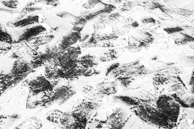 Kalabalık kar, koyu arka plan üzerinde ayak izi