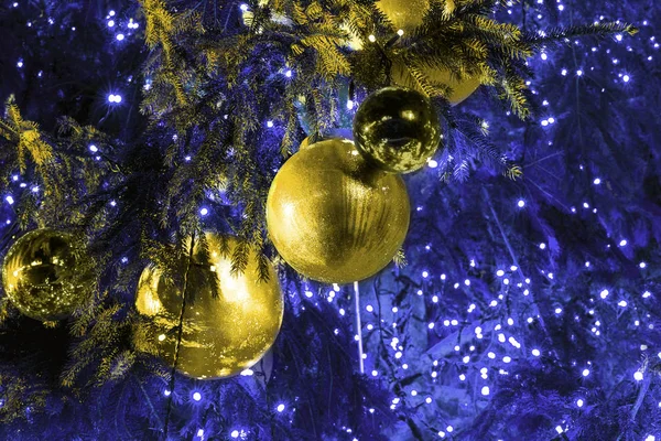 Árvore Natal Decorada Com Bolas Ouro Guirlandas Imagem Fundo Tonificada — Fotografia de Stock